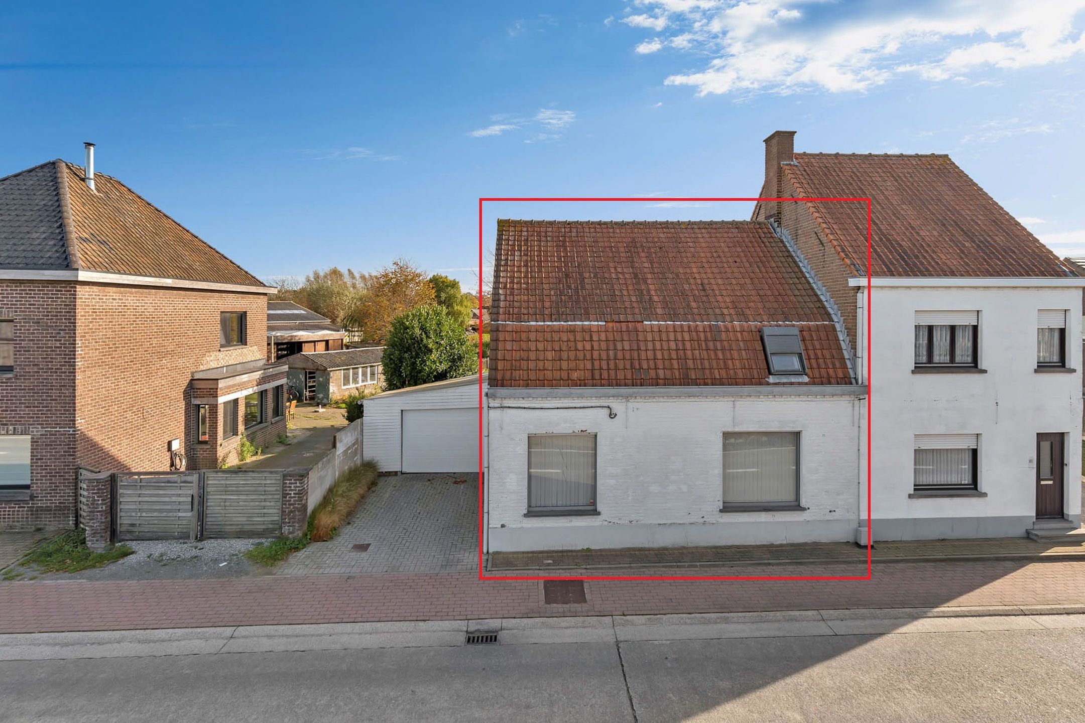 Hoofdfoto van de publicatie: Te renoveren halfopen woning met ruime garage en grote tuin 