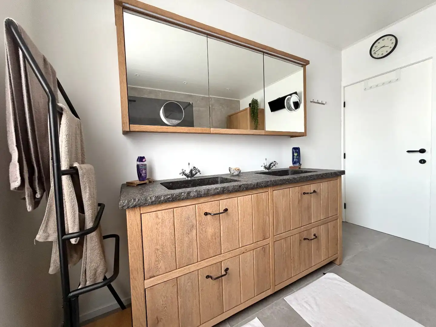 Instapklaar wonen? Ontdek deze woning met 4 slaapkamers, poolhouse en nieuwe badkamer. foto 16