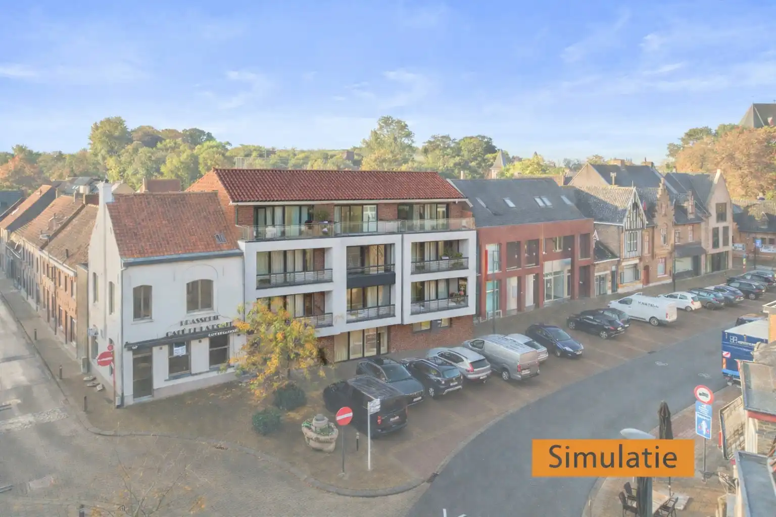 Bijzonder ruim gebouw met tal van mogelijkheden en uitweg, te koop in de dorpskern van Dadizele foto {{pictureIndex}}