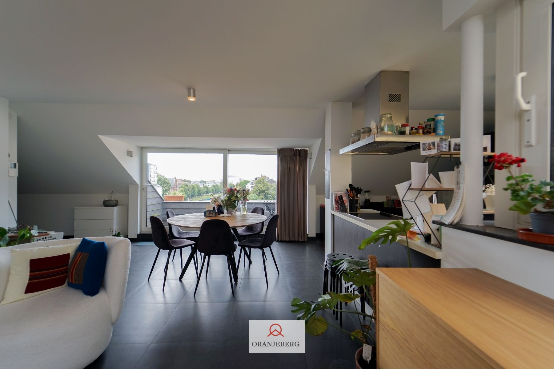 Centraal gelegen 2 slaapkamer-appartement met zicht op de Coupure! foto 14
