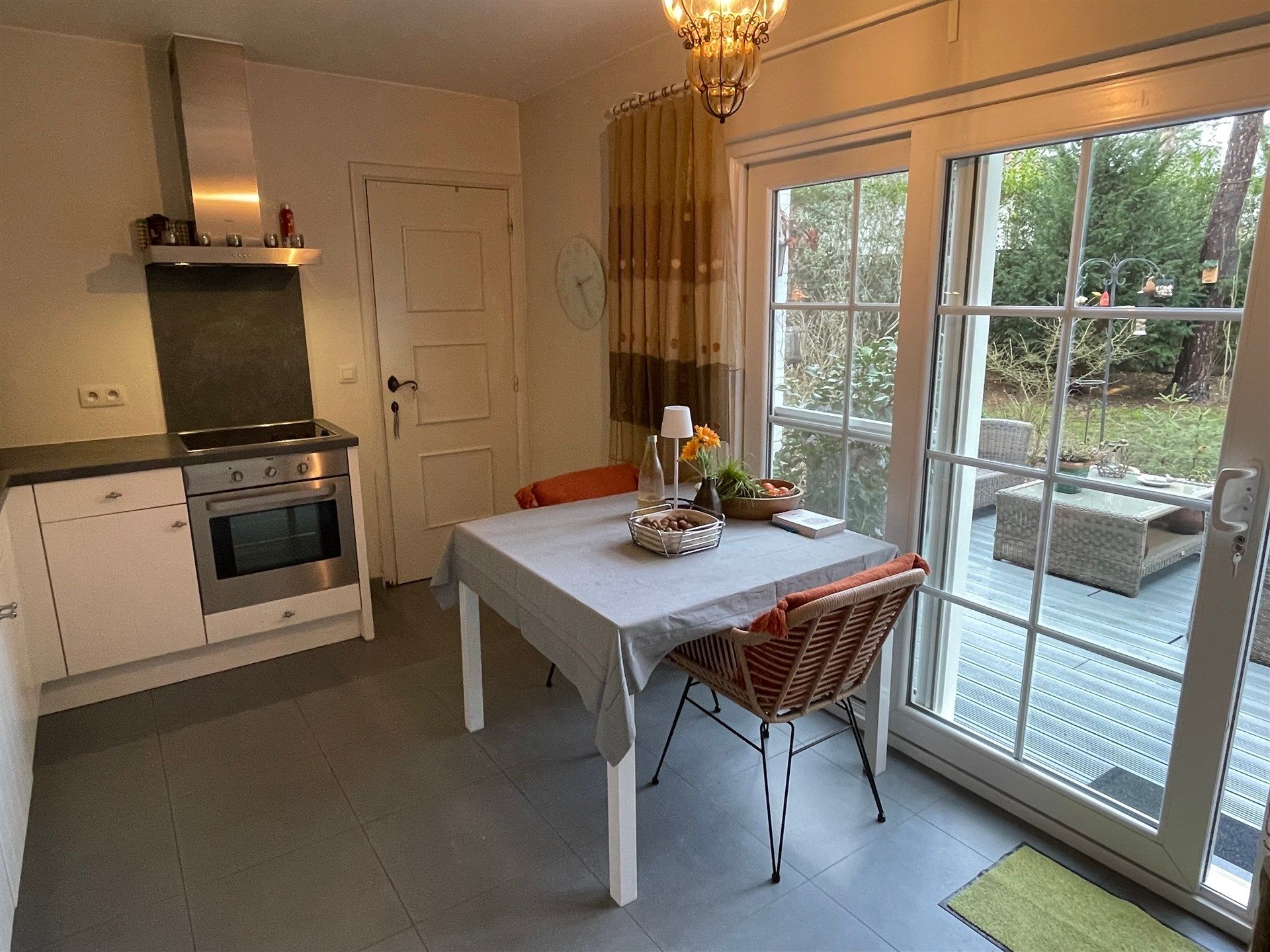 Prachtig midden in het groen gelegen villa in landelijke stijl met tuin en garage. foto 9