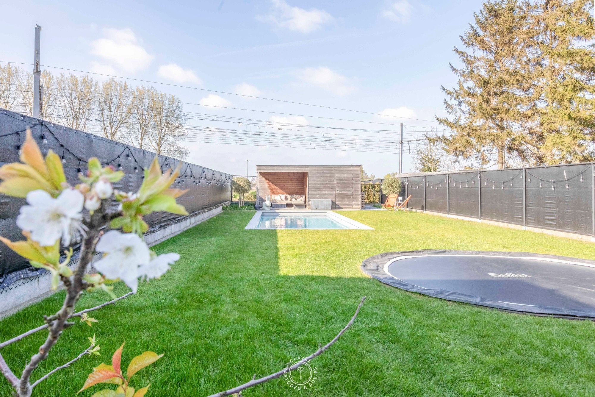 Instapklaar genieten in een moderne woning met tuin en zwembad foto 3