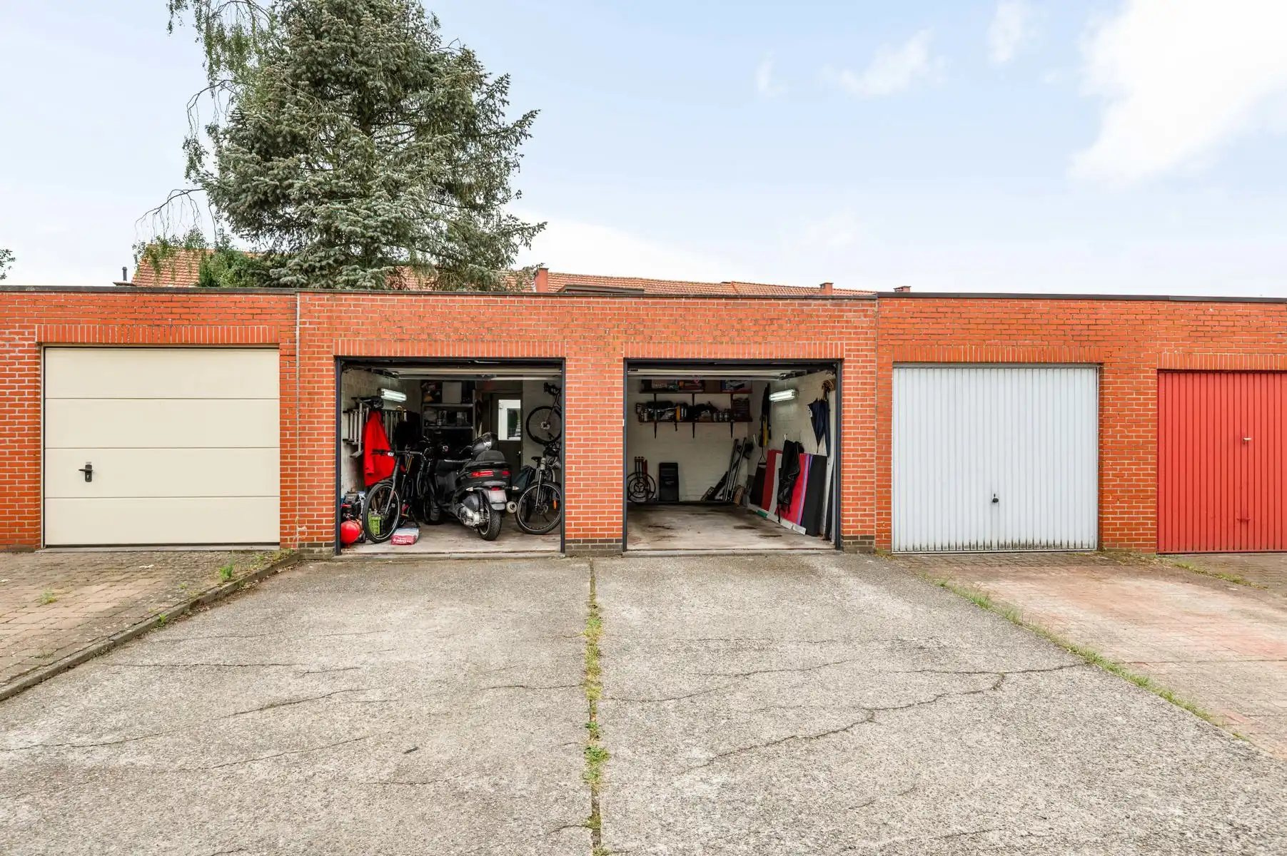 Gelijkvloers wonen met twee achterliggende garageboxen + oprit foto 2