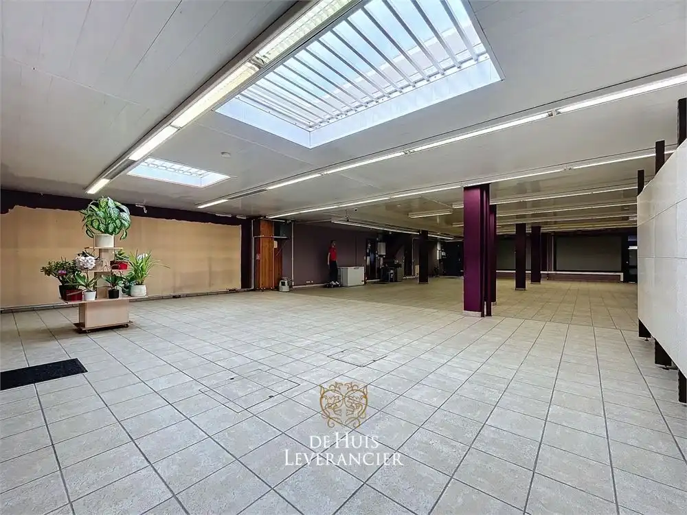Ruime (253m) handelsgelijkvloers in het centrum van Kontich-Kazerne foto 3
