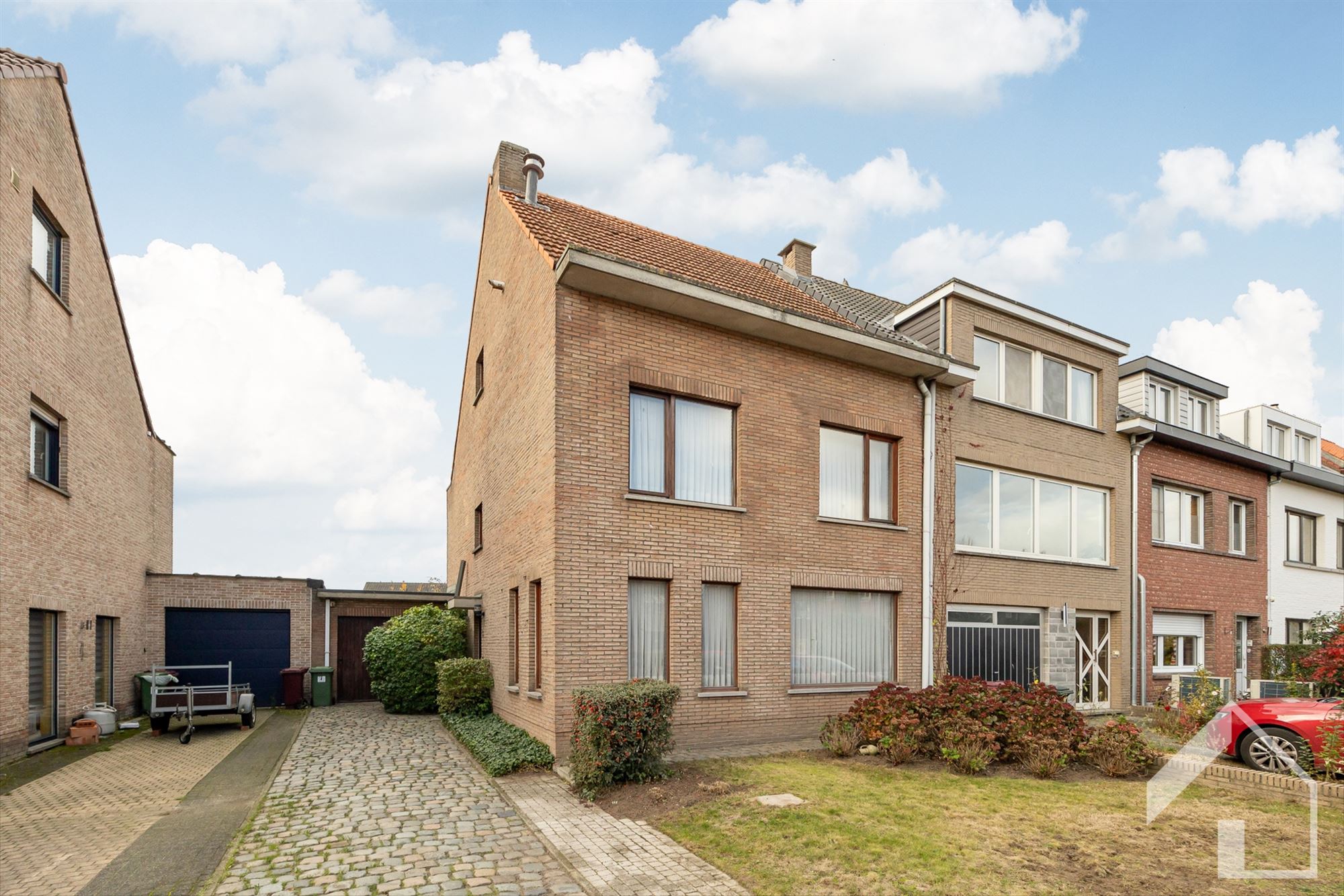 Deels te renoveren woning foto {{pictureIndex}}
