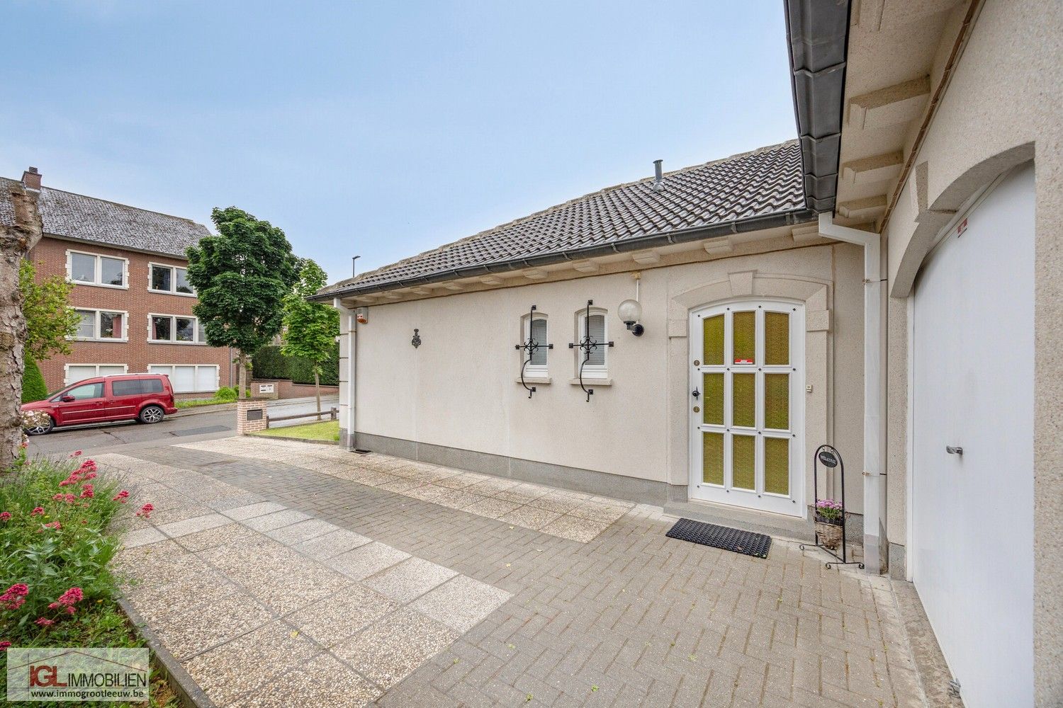 Knap onderhouden bungalow met tuin en garage in Sint-Pieters-Leeuw foto 2