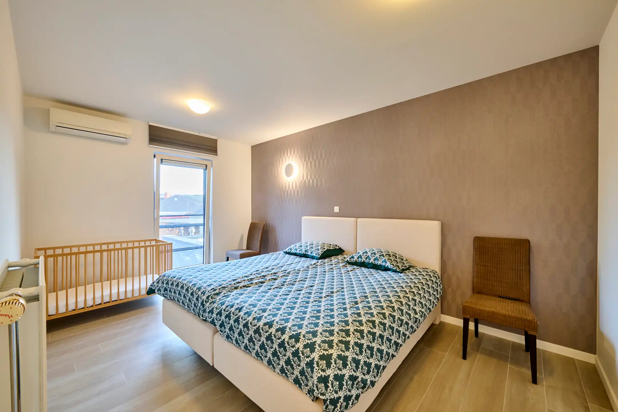 VOLLEDIG VERNIEUWD RUIM EN HOOGWAARDIG AFGEWERKT APPARTEMENT foto 11