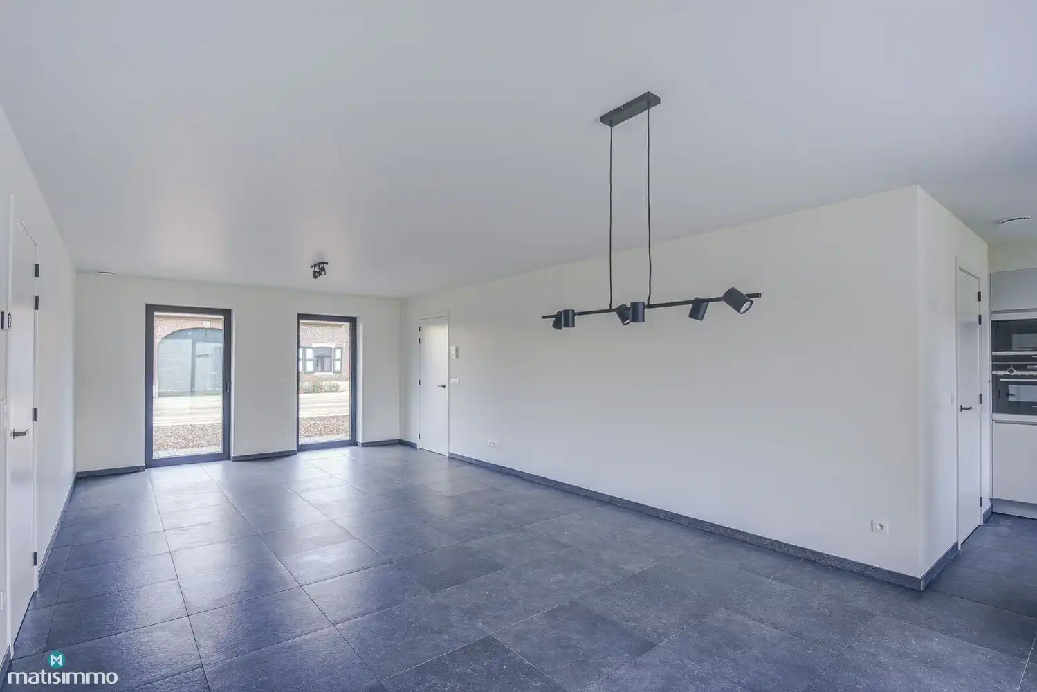 RUIM NIEUWBOUW APPARTEMENT MET 2 SLAAPKAMERS, TERRAS, GARAGE, AUTOSTAANPLAATS EN KELDERBERGING TE BEVERST foto 8