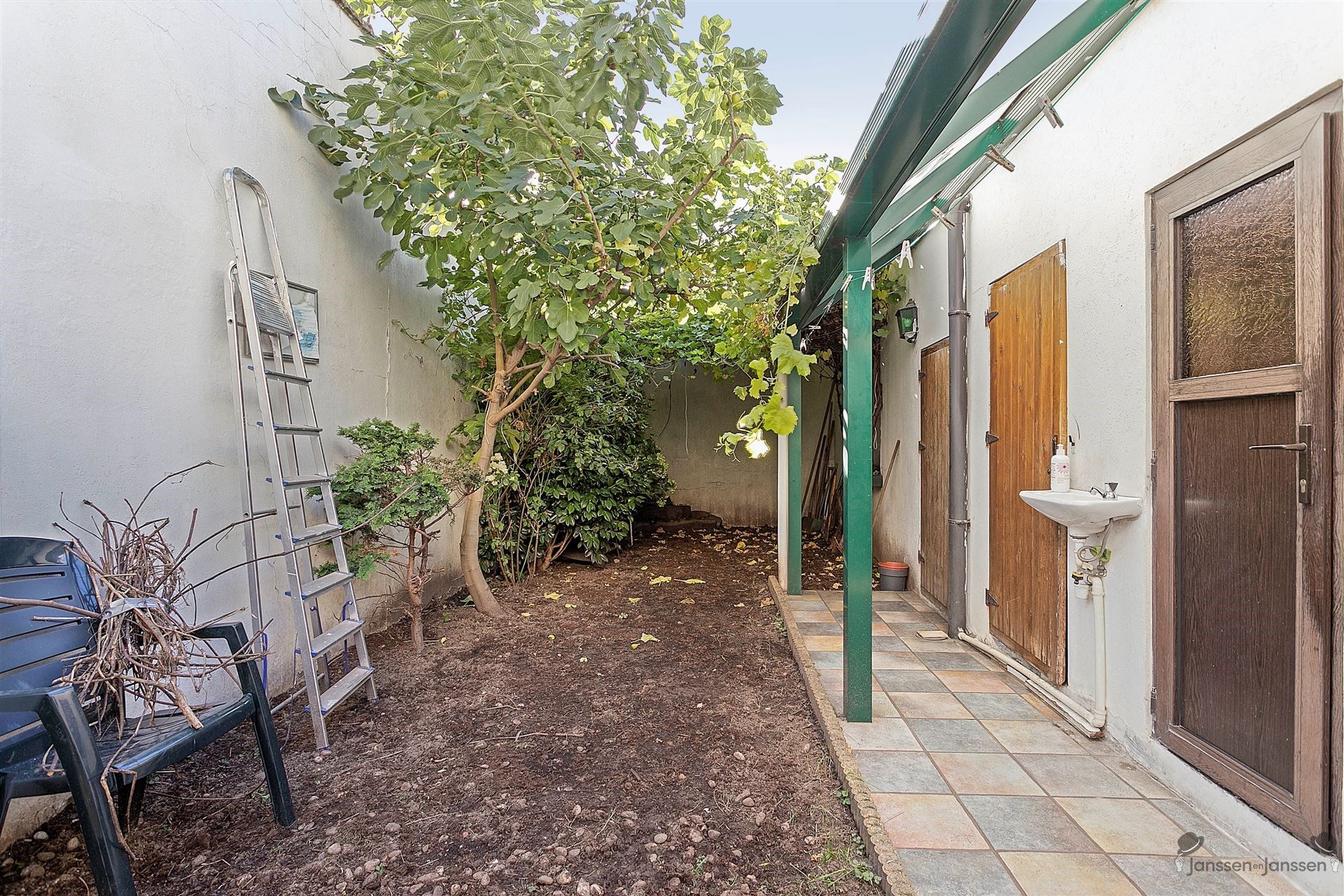 Zeer ruim huis met hoge plafonds, tuin en vier slaapkamers foto 25