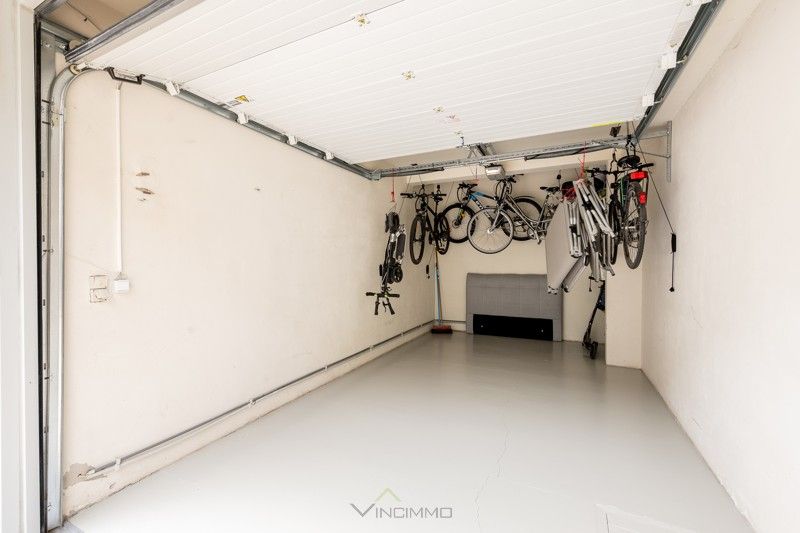 Te Koop: Goed toegankelijke garagebox met extra parkeerplaats – Centrum Knokke foto 4