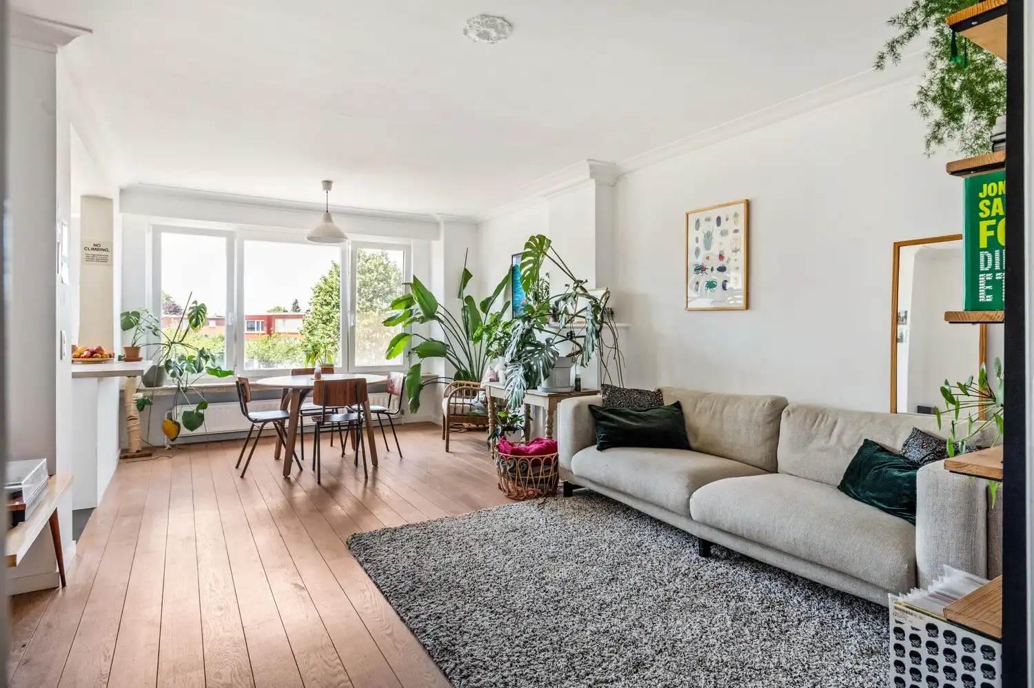 Gunstig gelegen, gerenoveerd 2 slaapkamer appartement met privatieve tuin! foto 3
