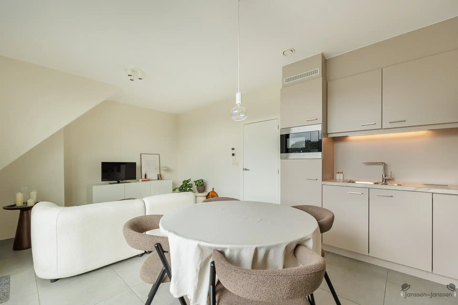 Mooi appartement met schitterend uitzicht en groot terras en parkeerplaats foto 4