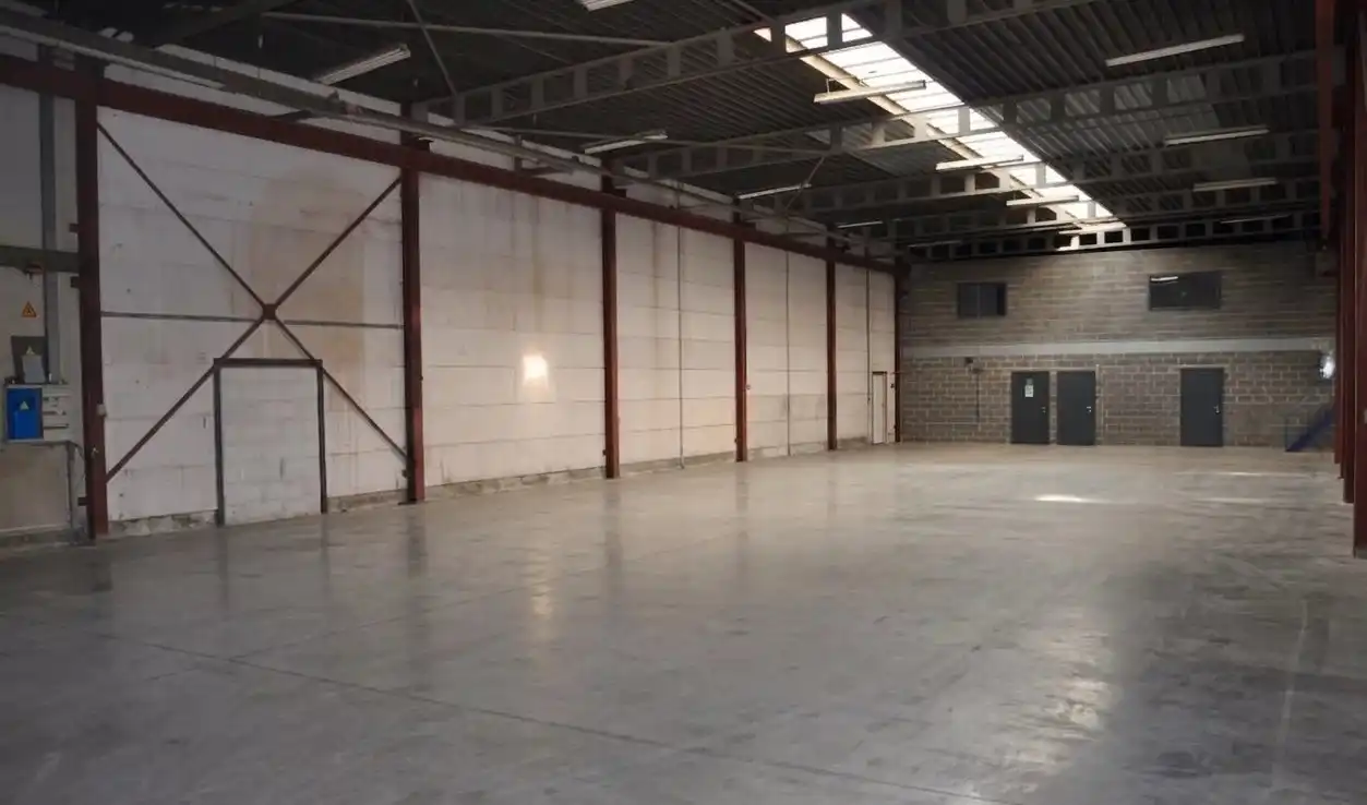 OPSLAGLOODS VAN +-244 M² &nbsp;OP &nbsp;EEN CENTRALE LOCATIE IN ZONHOVEN foto 3