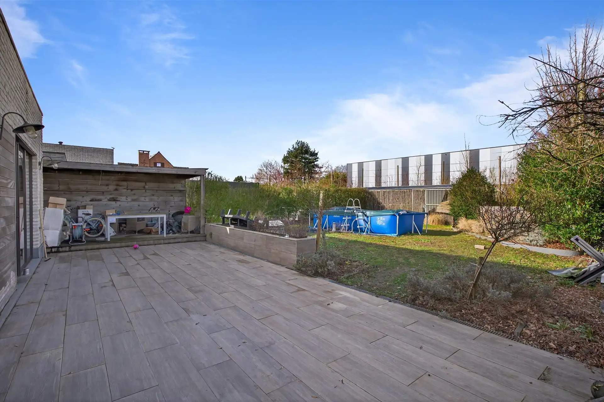 Recente handelszaak met heel ruime woonst op absolute topligging te Overmere. foto 24