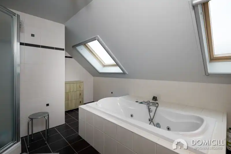 Roeselare –&nbsp; stijlvolle villa met zonnige tuin, 5 slaapkamers/bureel, dubbele garage en ruime carport. opp 564 m². foto 15