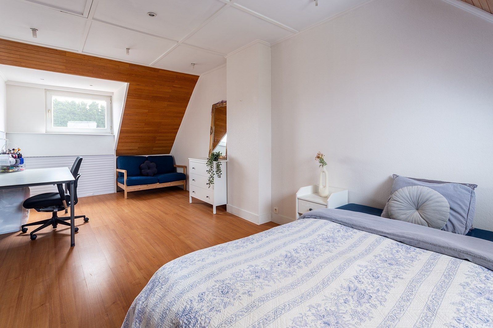 Ruime gerenoveerde, instapklare woning met 6 slaapkamers en drie badkamers foto 20