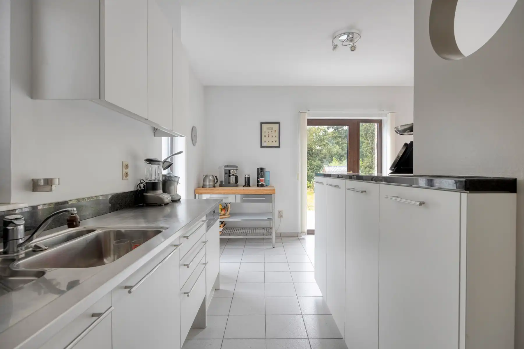 Goed gelegen villa met 6 slaapkamers en grote tuin foto 9