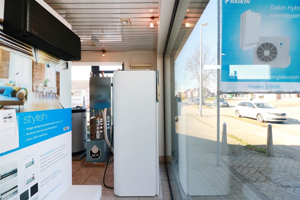 Uitstekend gelegen handelszaak met magazijn en parkeergelegenheden foto 40