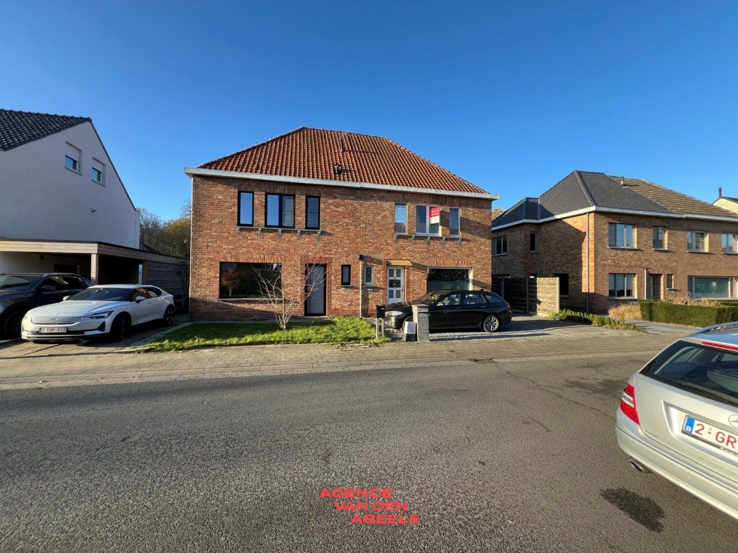 Hoofdfoto van de publicatie: Rustig gelegen halfopen bebouwing met 3 slaapkamers en tuin 