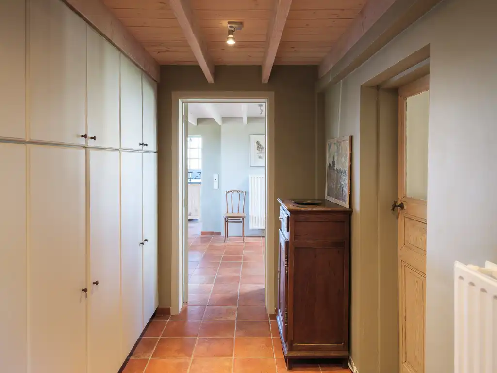 Karaktervolle hoeve met 5 slaapkamers en 4 badkamers, discreet gelegen op de tweede bouwlijn in een groene omgeving. foto 22