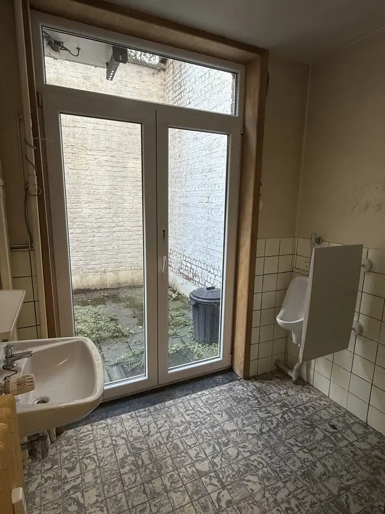 Handelsgelijkvloers met polyvalente ruimte, burelen & opslag foto 11