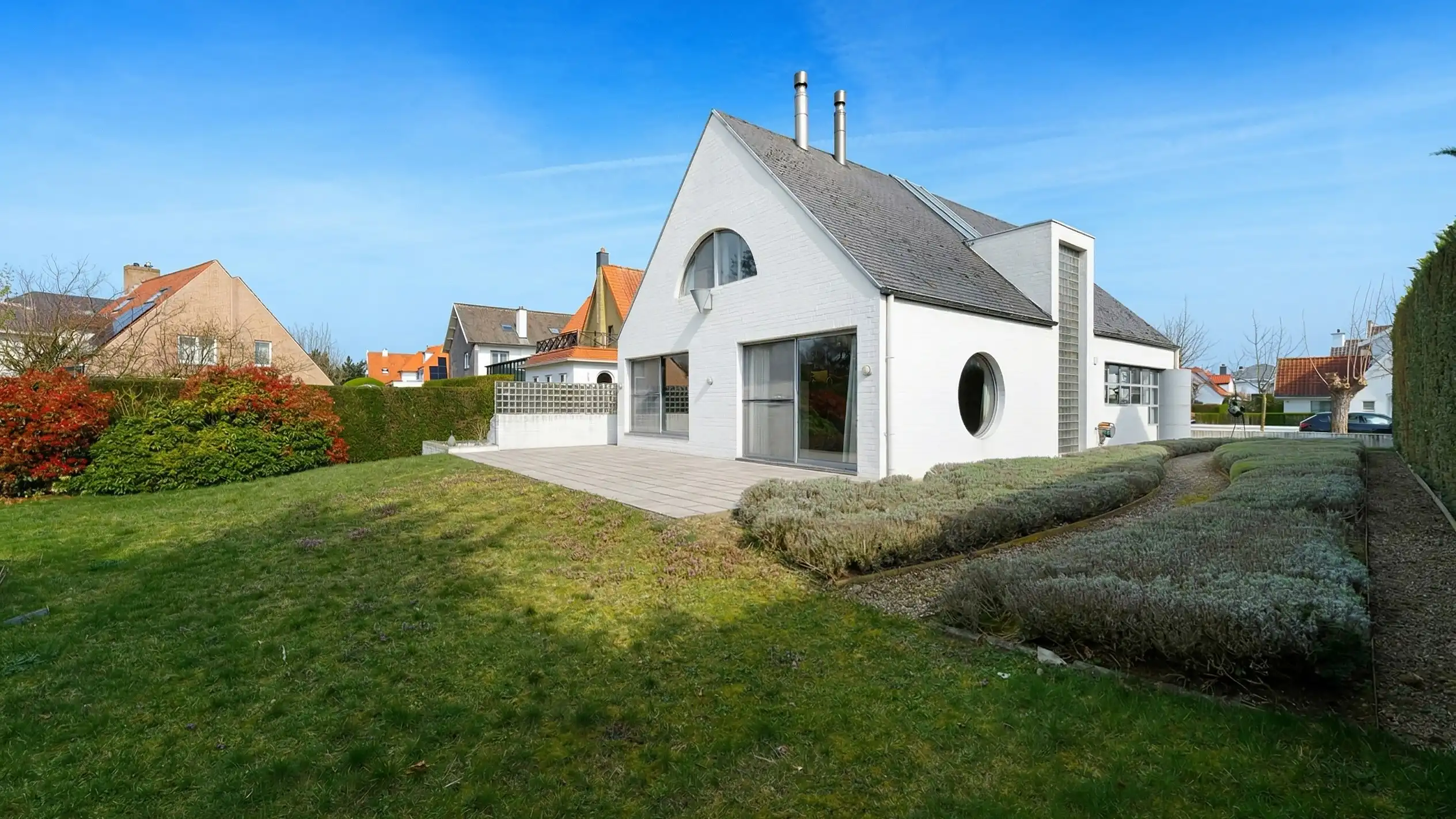 Hoofdfoto van de publicatie: Karaktervolle villa rustig gelegen op korte wandelafstand van de Zeedijk, Het Zegemeer en het commerciële hart van Knokke,