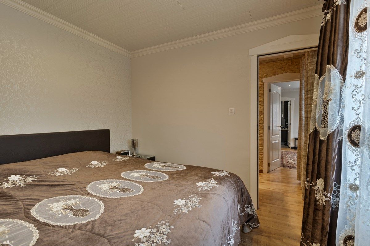 Volledig gerenoveerde woning met 3 slaapkamers en autostaanplaats! foto 13