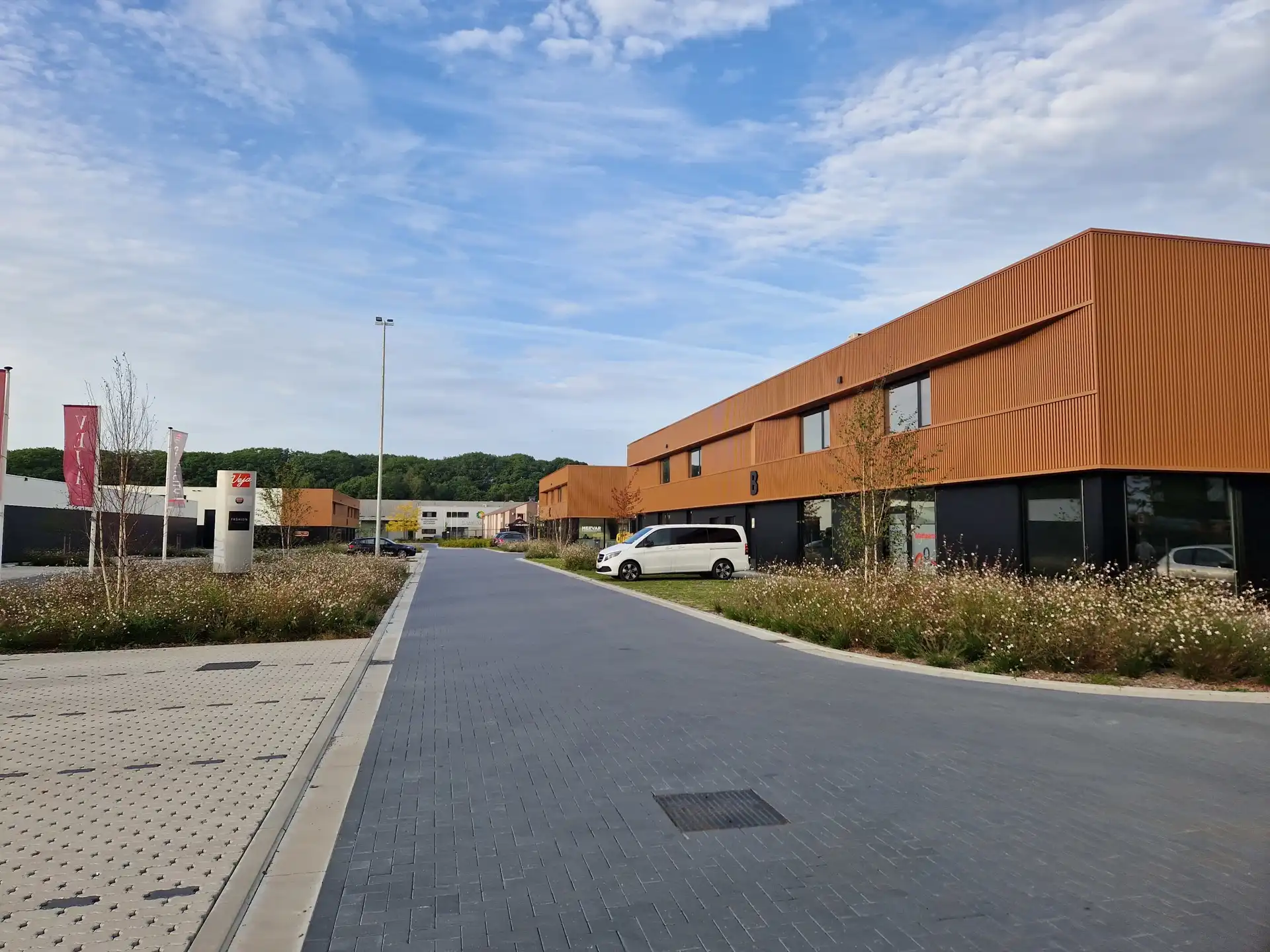 Nieuwbouw KMO-unit met twee autostaanplaatsen te Merksplas. foto 3