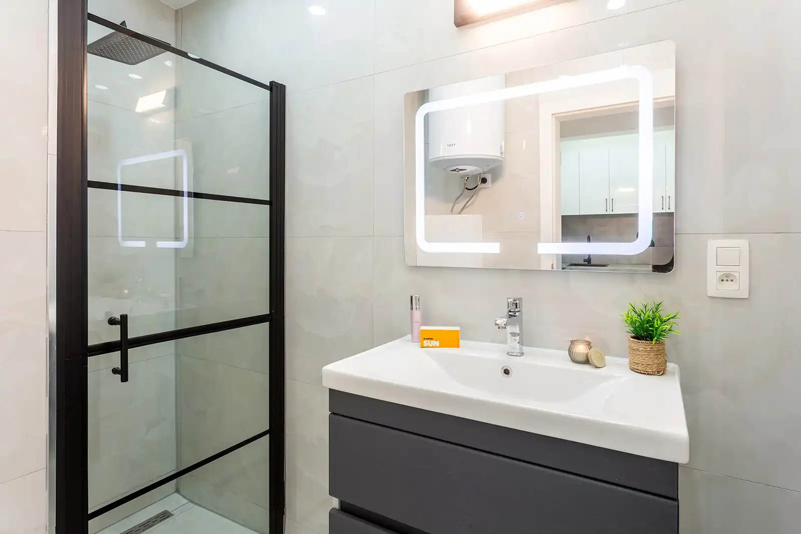 Recent gerenoveerd app. met 2 slpks en 2 terrassen foto 20