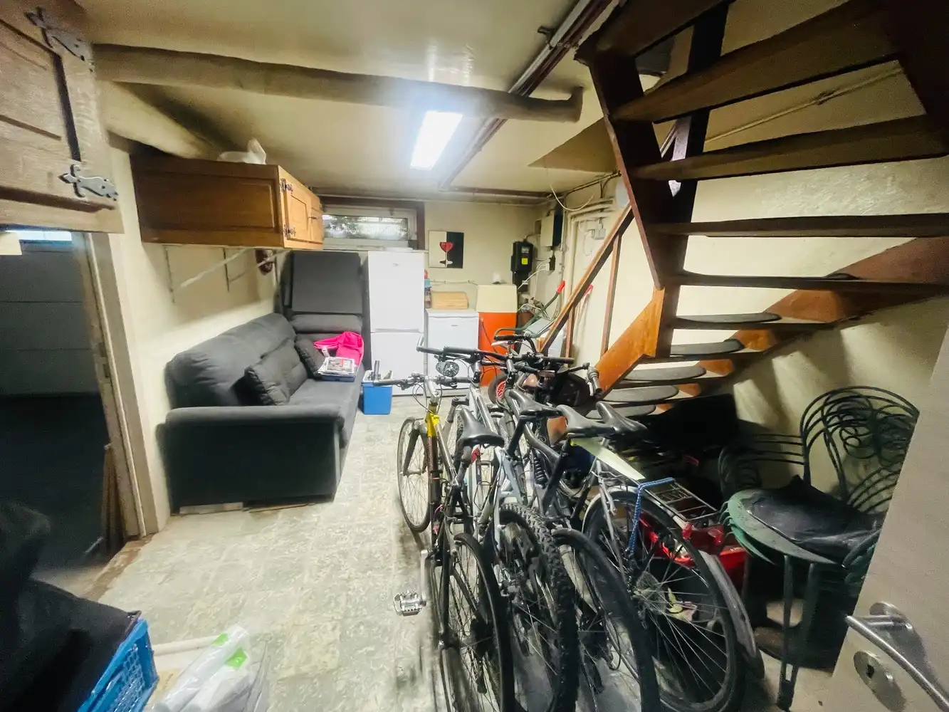 Zeebrugge op 50meter van het strand Uiterst charmante totaal gerenoveerde RUIM WOONHUIS met 5 SLAAPKAMERS en 3 BADKAMERS en 3 TERRASSEN. Grote troef is 2 AUTOSTAANPLAATSEN en ruime GARAGE.&nbsp; Oprit, grote garage, werkplaats, plaats voor fietsen, ingerichte STUDIO met tuintje op het zuiden. &nbsp;1éV:&nbsp; Zalige living , ingerichte open keuken, uitgevend op een groot zonneterras.Long island style. 2é V: 3 leuke slaapkamers , 2 badkamers. Onder het dak&nbsp; 4 é slaapkamer uitgevend op mooi terras met prachtig vergezicht.Bebouwde oppervlakte van 230 m2 Grondoppervlakte is 137m2 Magnifiek, Perfect onderhouden&nbsp; Juist verhuizen ! Zalig Wonen!&nbsp; Zowel hoofverblijfplaats, als vakantieverblijf aan Zee . foto 36