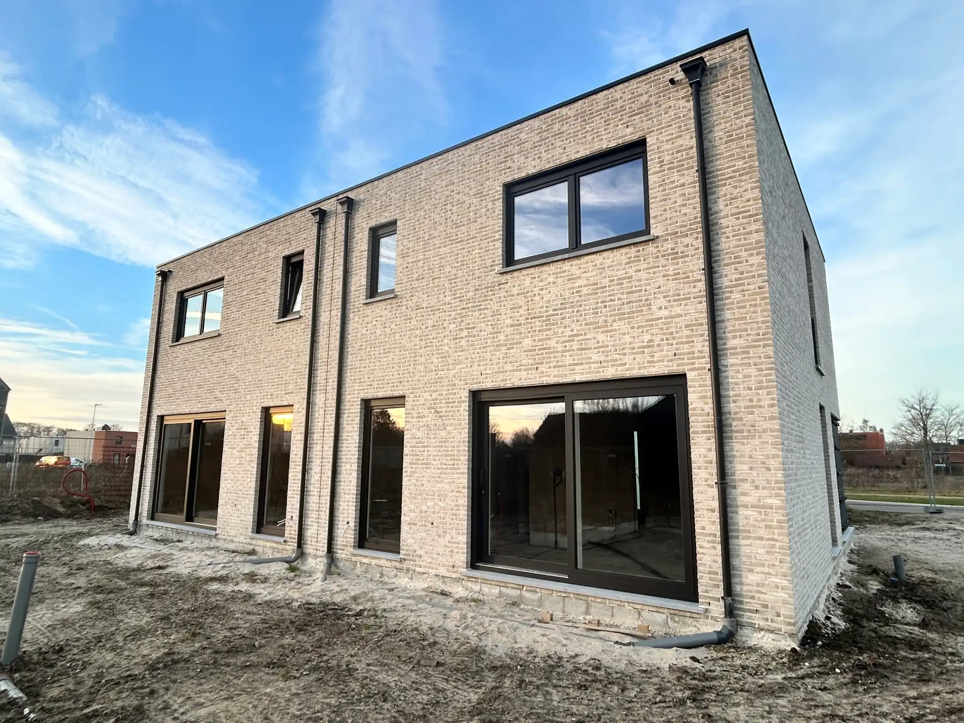 Halfopen gezinswoning met tuin foto 6