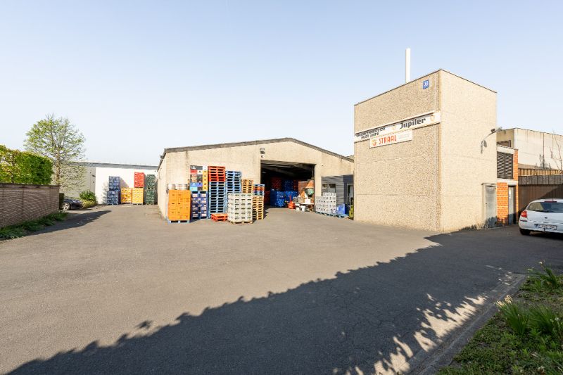 Uniek commercieel vastgoed met villa - magazijn - winkelruimte - parking! foto {{pictureIndex}}