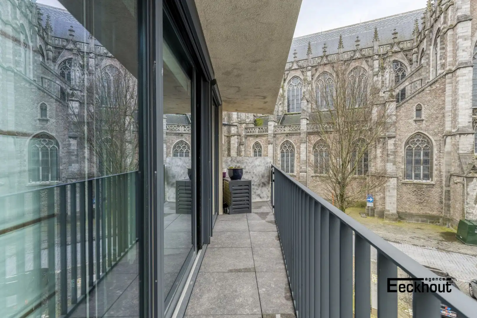 Modern appartement met terras en open zicht op Petrus- en Paulusplein. foto 17