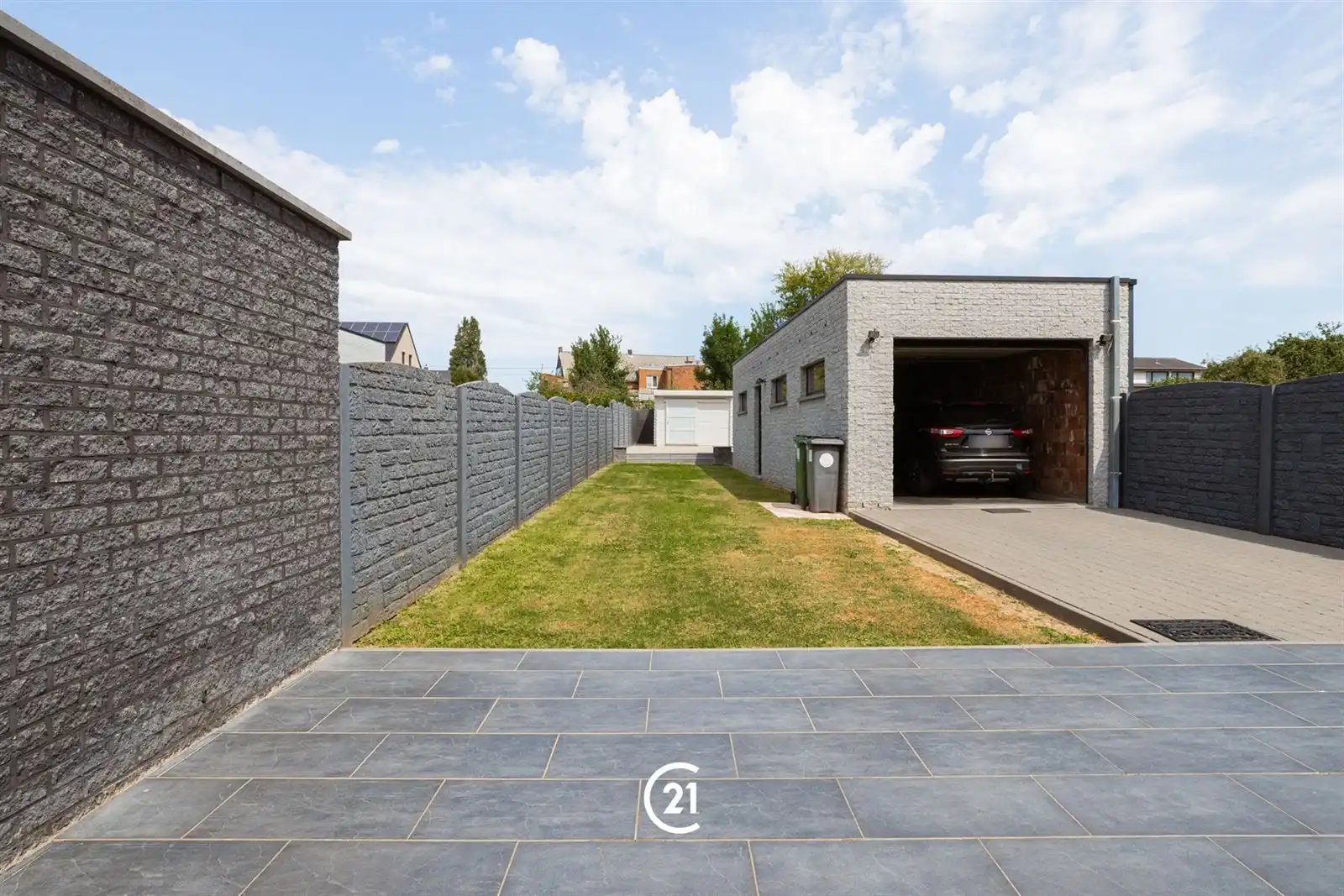 Instapklare gezinswoning met ruime garage foto 11