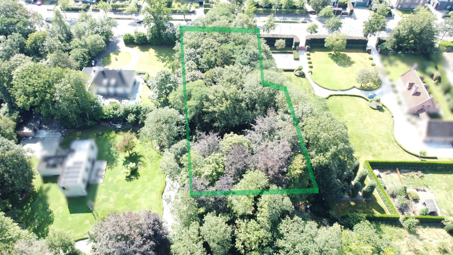Residentieel gelegen bouwgrond in groene omgeving foto {{pictureIndex}}