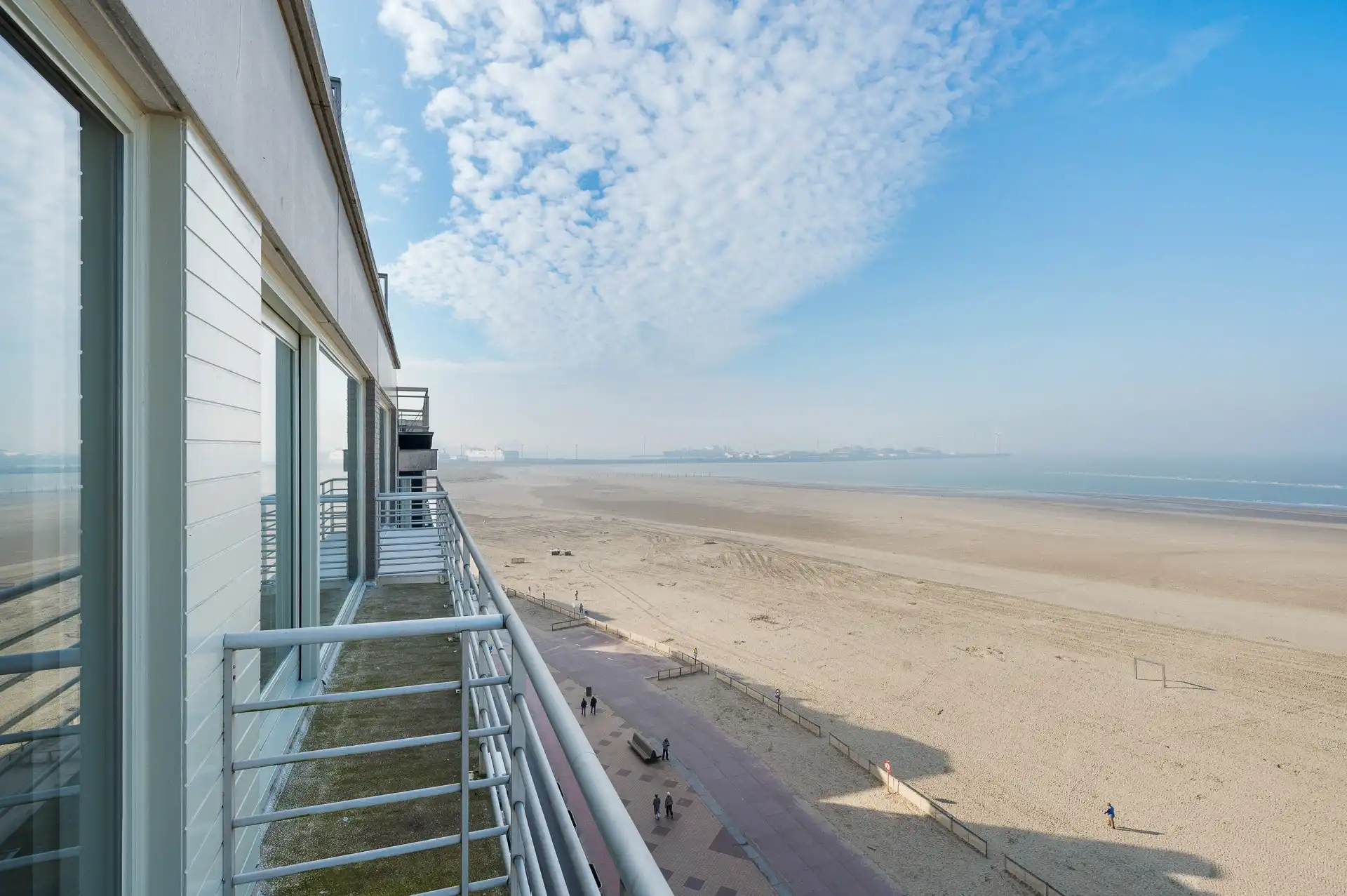 Lichtrijk hoekappartement met groot zuid gericht terras en adembenemend zeezicht foto 15