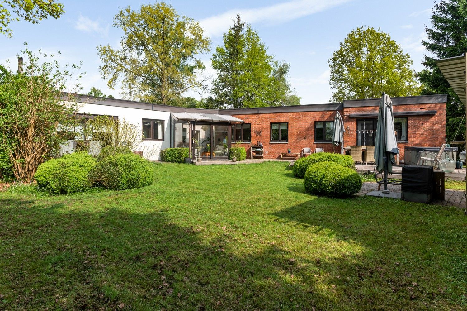 Hoofdfoto van de publicatie: Charmante laagbouw met 4 slaapkamers en grote tuin in Schoten!