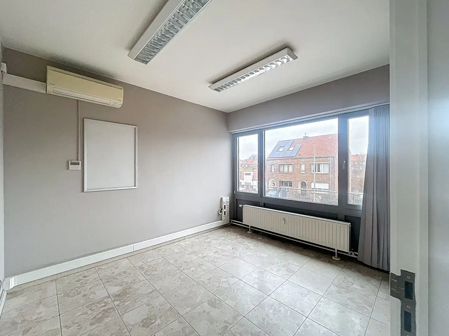 Veelzijdig pand op topligging: wonen en werken of tweewoonst met terrassen en garage foto 11