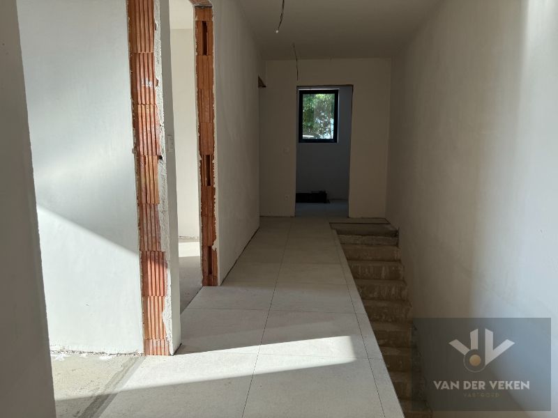 Ruime en volledig afgewerkte half open BEN-woning met 3 slaapkamers te bewonderen in het gezellige Kermt foto 15