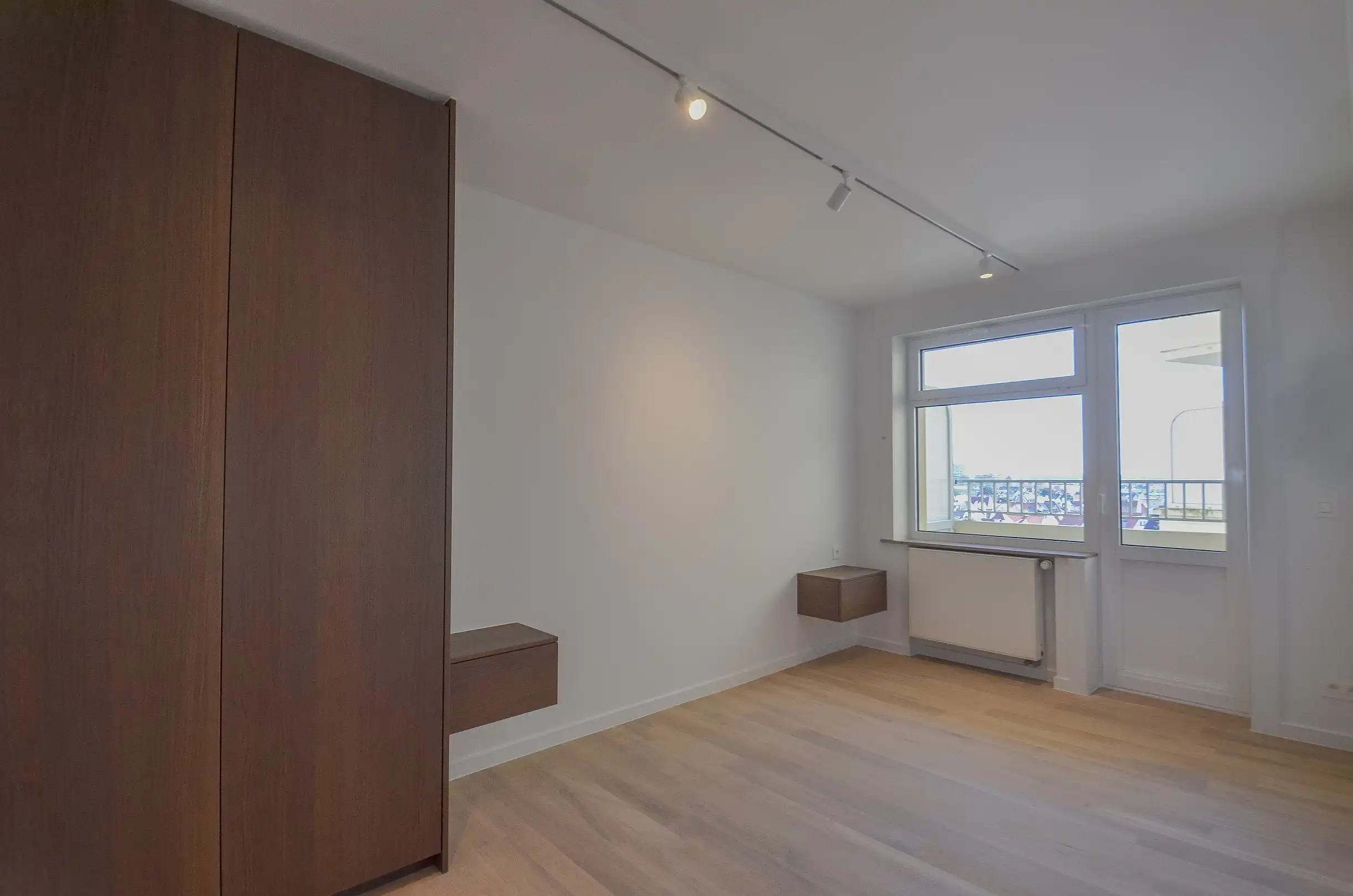 Exclusief – Stijlvol volledig gerenoveerd appartement met frontaal zeezicht. foto 13