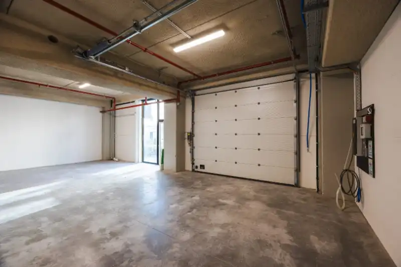 Magazijn met 4 parkeerplaatsen te huur foto 3