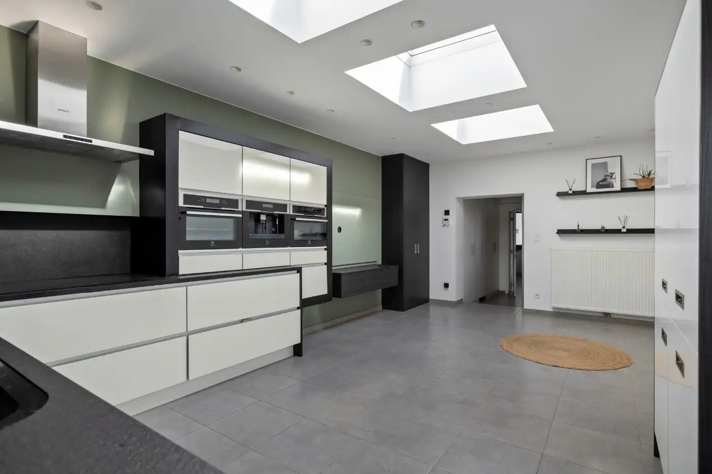 Volledig gerenoveerde woning met commerciële ruimte en 3 slpk. foto 3