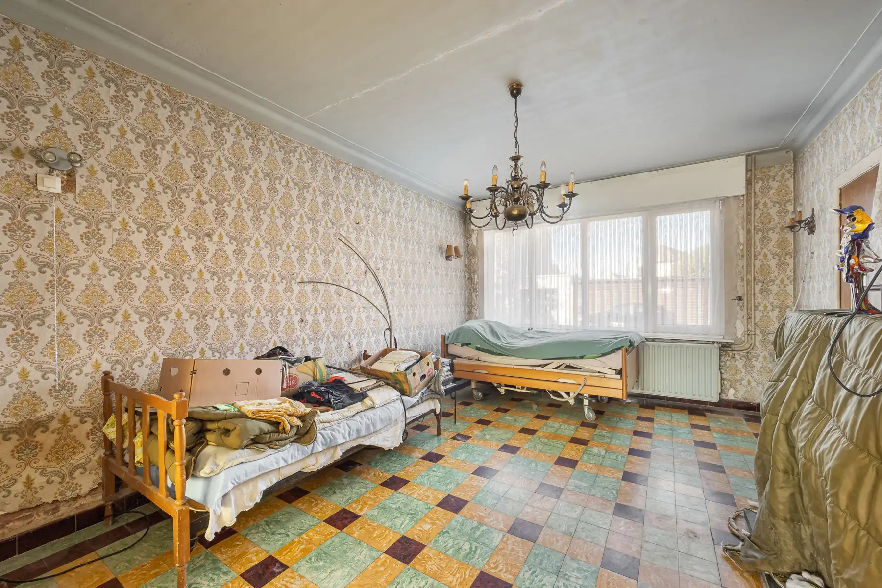 Te renoveren woning met 4 slaapkamers op een rustige locatie. foto 3