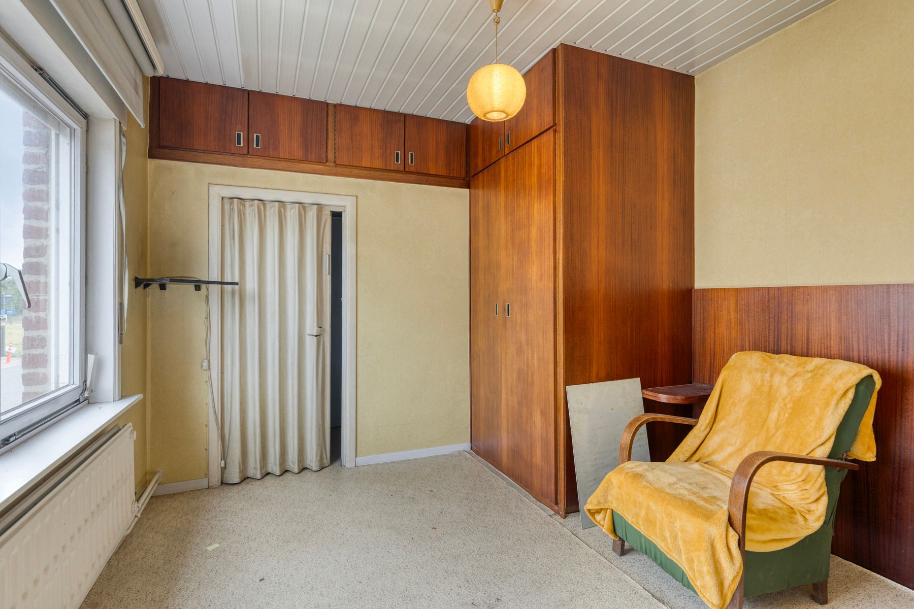 Ruime te renoveren woning met opslagplaats in hartje Gooik foto 8