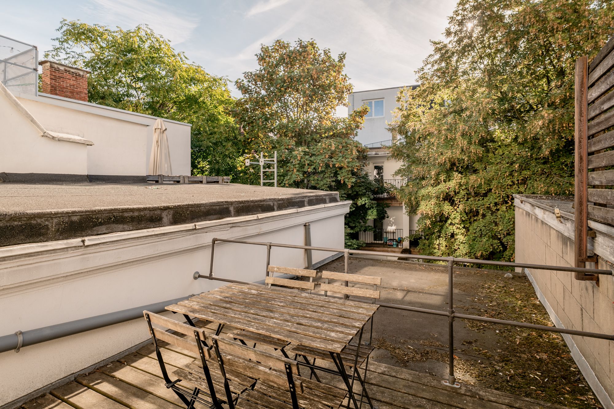 Appartement met terras en uitzicht op het eclectische Koninklijk Atheneum foto 11