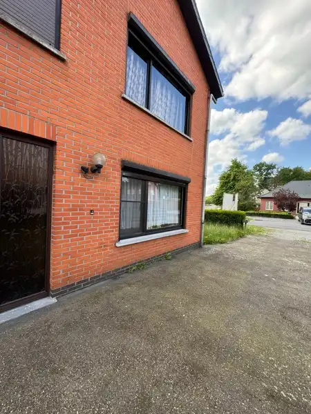 Halfopen gezinswoning met 3 slaapkamers en een grote tuin. foto 4