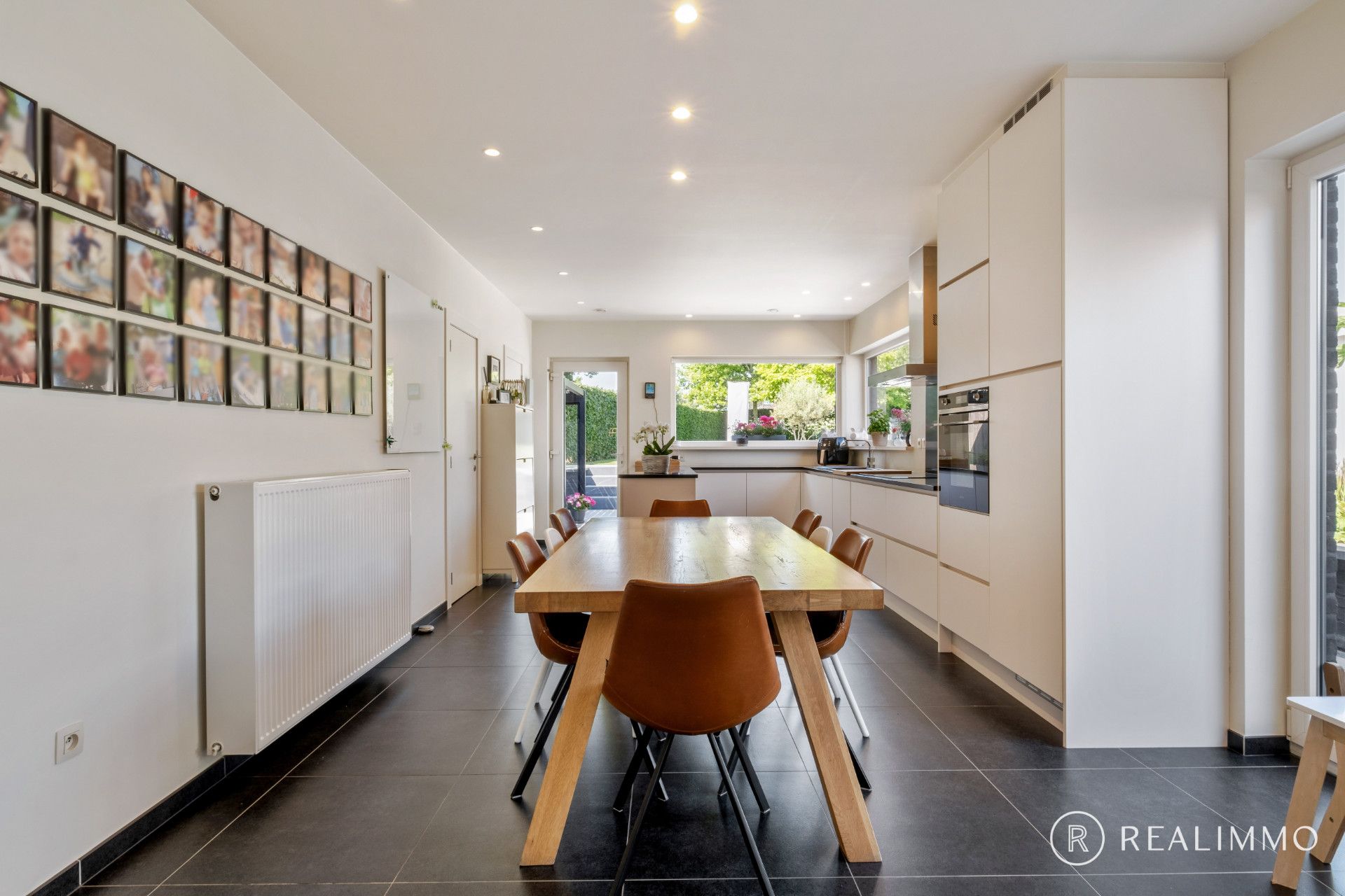 Stijlvol gerenoveerde woning op ruim perceel in het centrum van Moen foto 6
