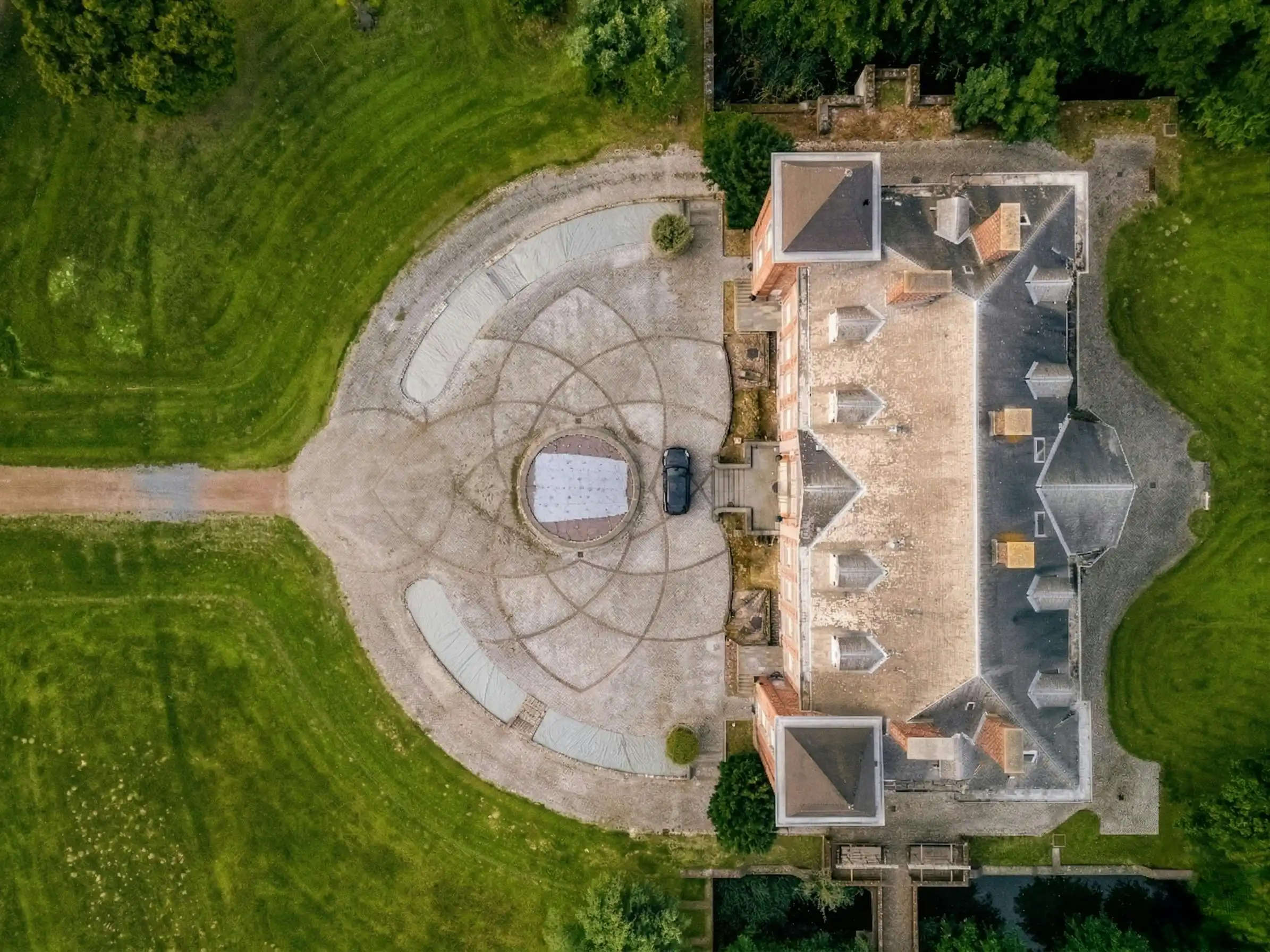 Uniek historisch kasteel op 9 hectare te koop in Geluveld foto 22