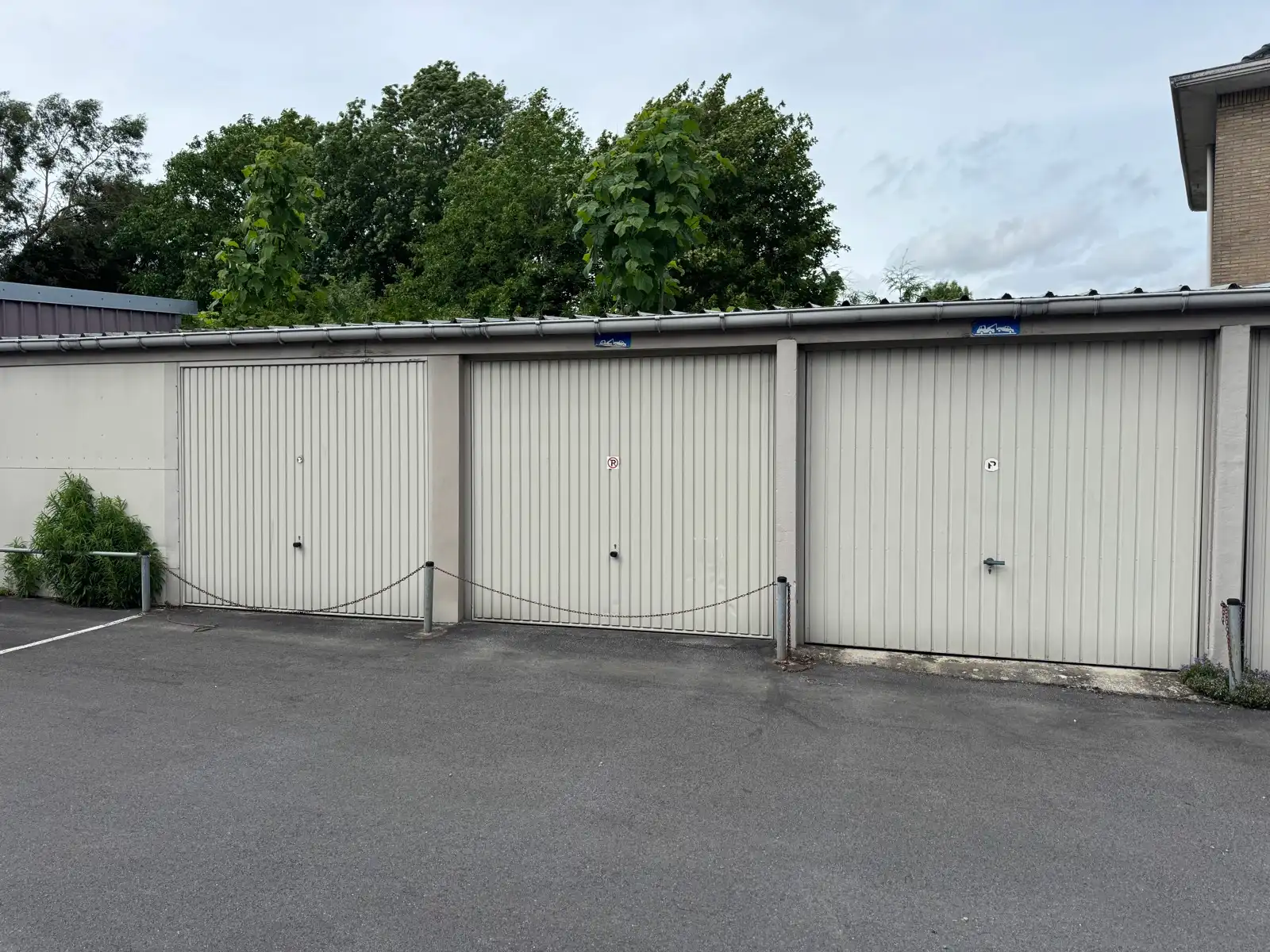 Garagebox met manuele poort foto {{pictureIndex}}