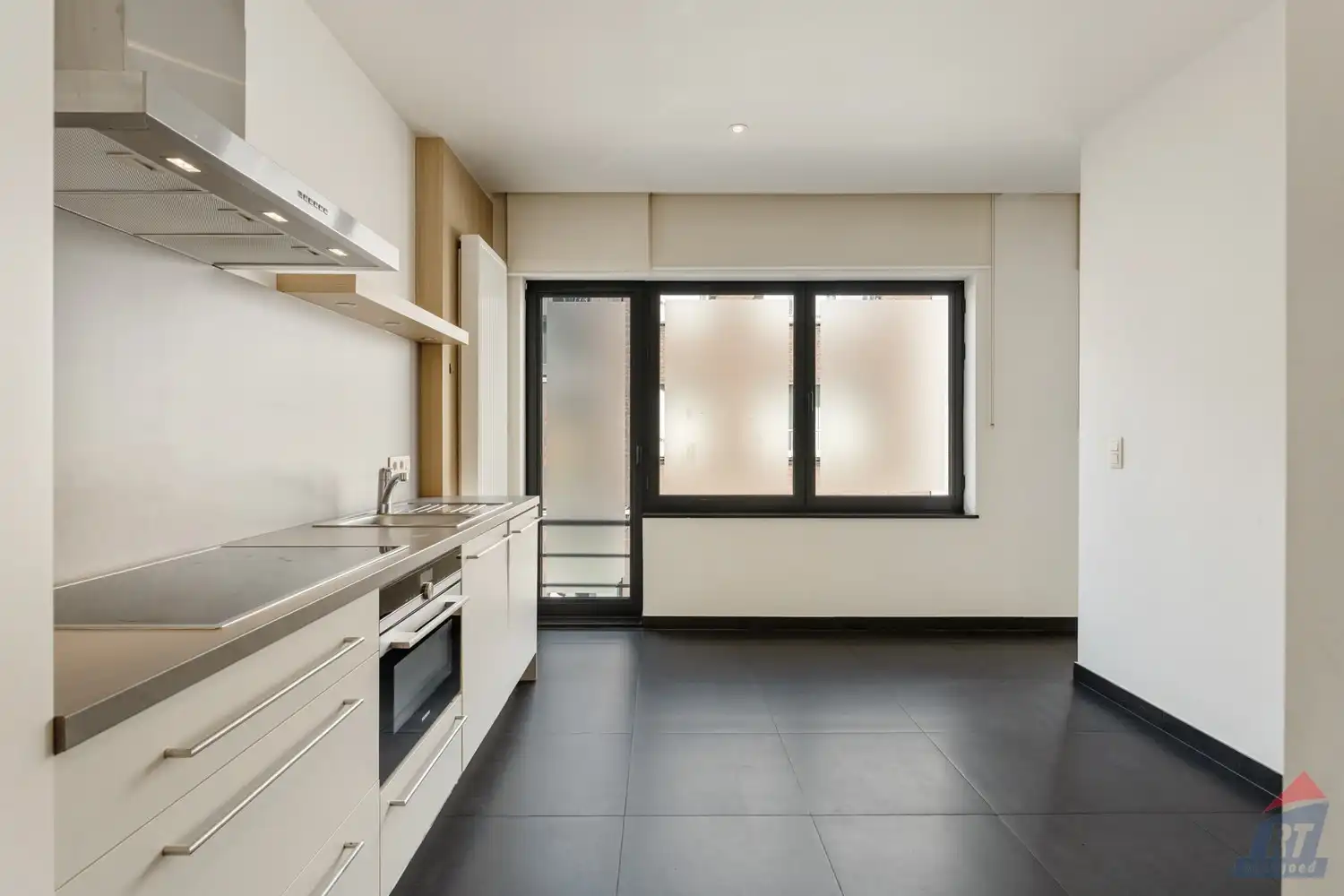 Veelzijdig pand met praktijkruimte en duplex appartement op toplocatie in Sint-Truiden foto 17